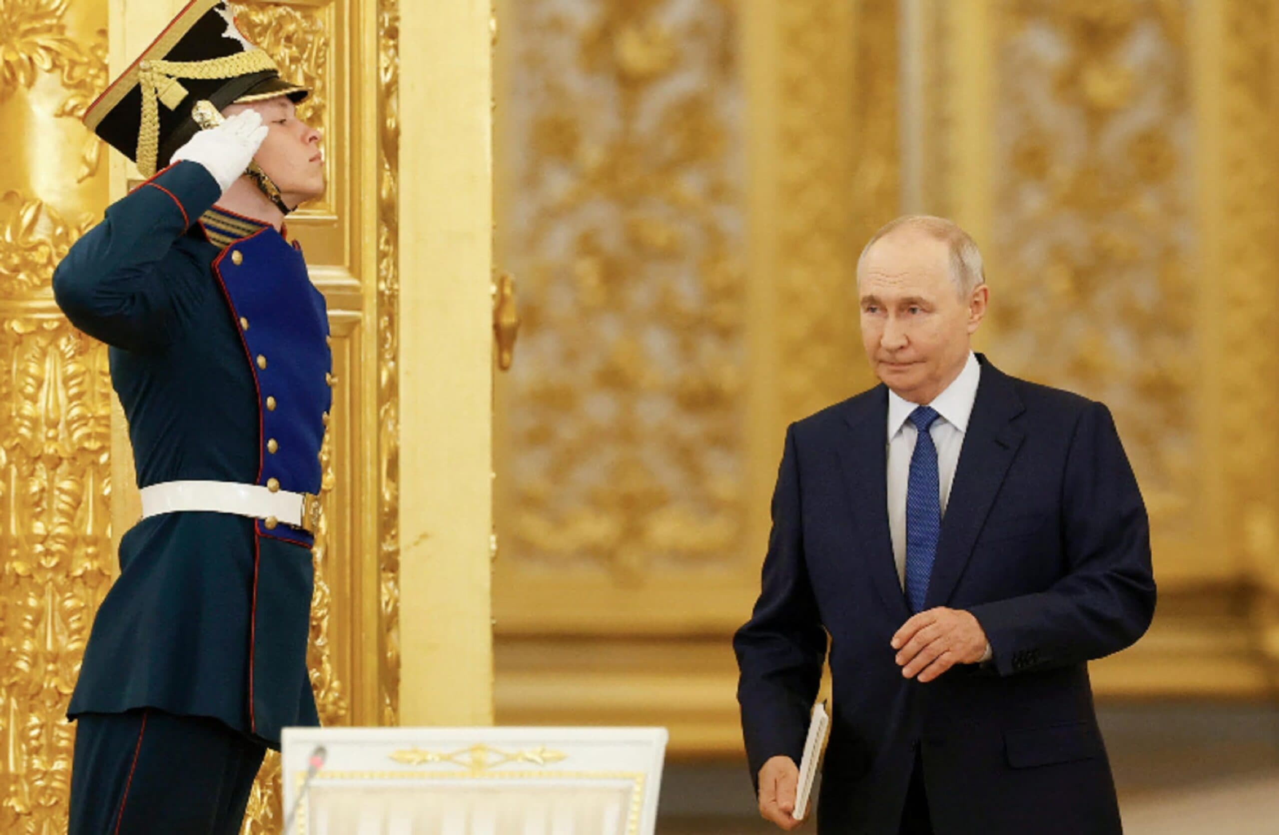 I raid ucraini costringono la Russia a importare la benzina. Putin ammette: "Gli attacchi ci danneggiano"