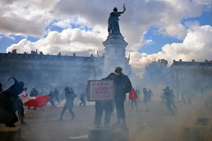 Un manifestante perde la mano per una granata della polizia a Saint-Etienne. La protesta dilaga, scontri e arresti in tutta la Francia