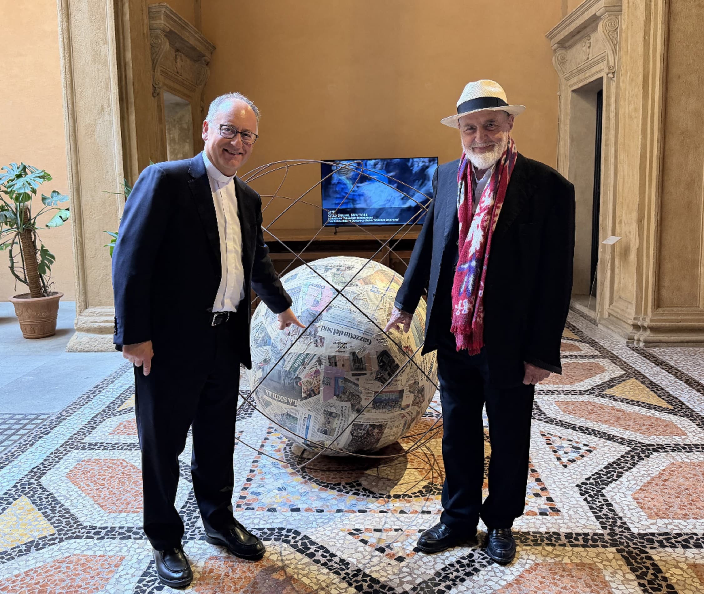 Seguendo la «Sfera di giornali», conversazione con Michelangelo Pistoletto: l’informazione gioco, staffetta, strada
