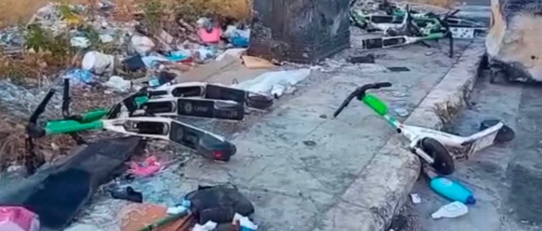Razzia di monopattini nella notte a Palermo, lo Zen diventa un cimitero di mezzi condivisi che sono stati distrutti