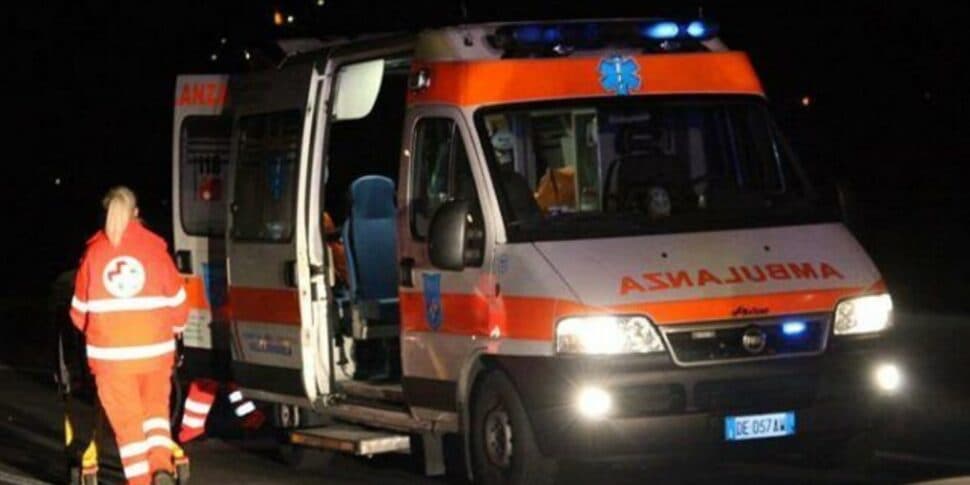 Tragedia a Cutro nella notte, auto si schianta contro un albero: muore un 18enne. Guidava col foglio rosa