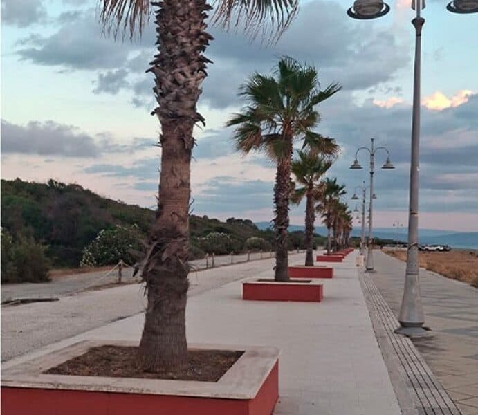 Decoro del lungomare di Lamezia, l’assessore: «Avviati gli interventi di pulizia»