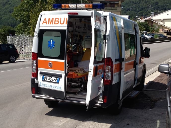 Drammatico incidente, scontro tra un'auto e due biciclette: due morti a Genova