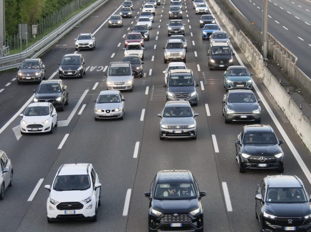 Primo weekend di esodo, molti italiani tornano a casa: 24mln di spostamenti
