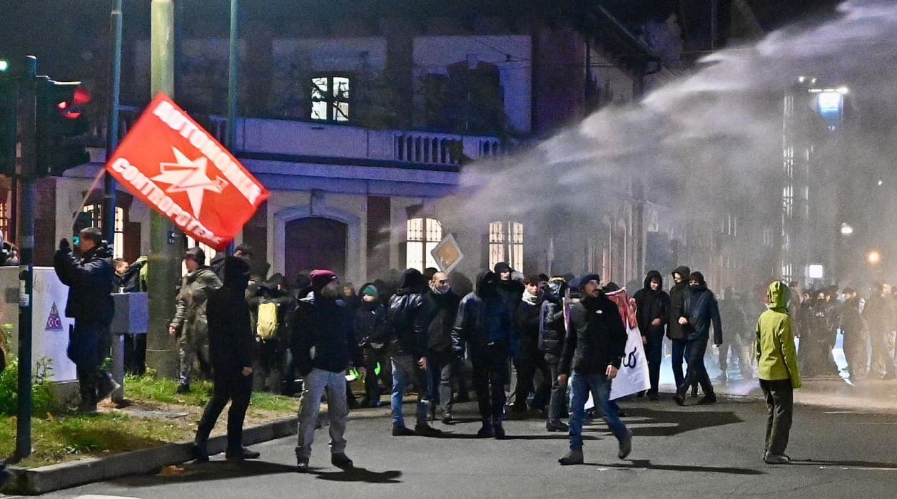 Sgombero del centro sociale Askatasuna: tensioni con la polizia al corteo di protesta di Torino