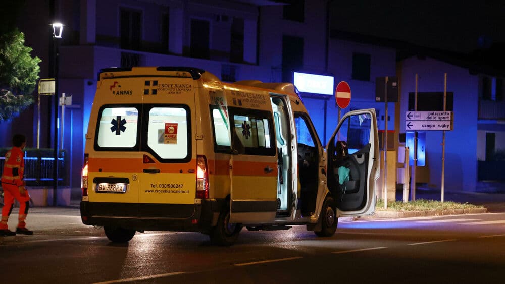 Auto investe due ragazzi e fugge. Morto un 23enne, ferito l'amico. Tragedia nella notte a Guidonia Montecelio