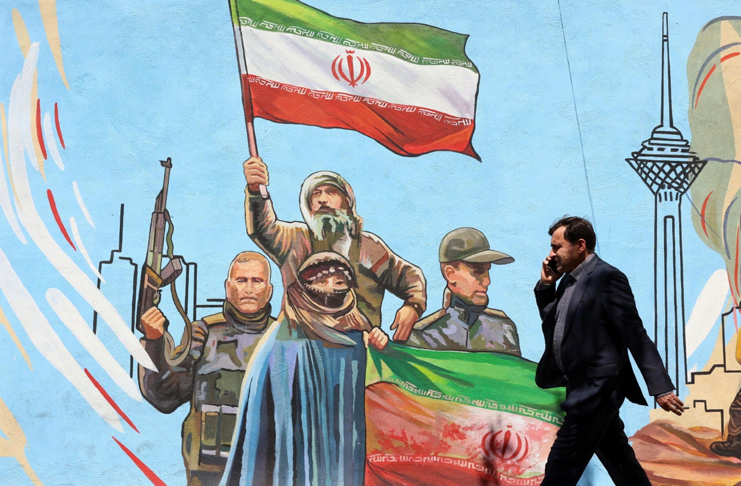 Trump: «Oggi la firma con l'Iran, poi Hormuz aperto a tutti». I Pasdaran smentiscono: «Non avverrà»