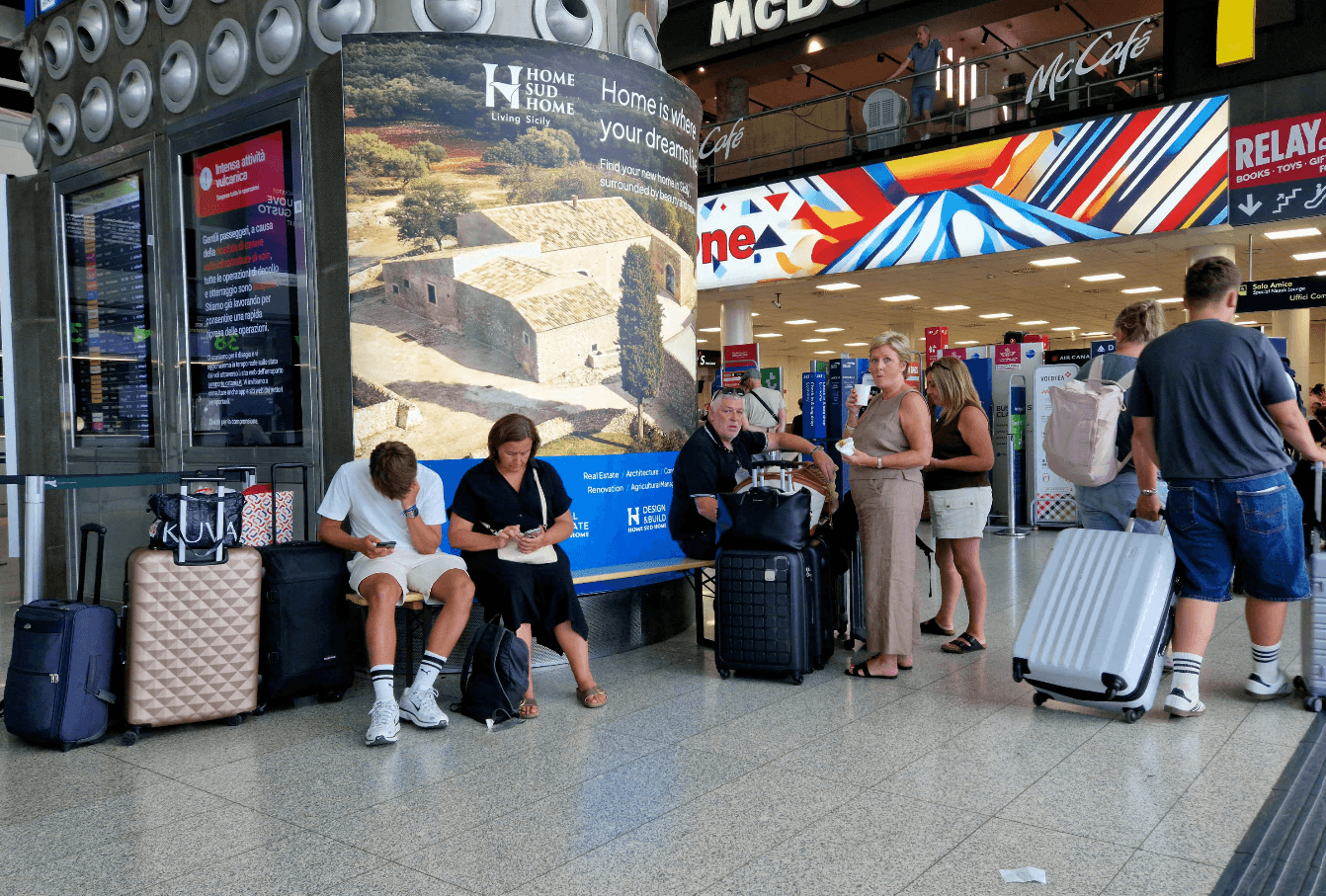 L'Etna ferma l'aeroporto di Catania, decollano caos e proteste. Danni per oltre 24mln al turismo, "Serve un piano"