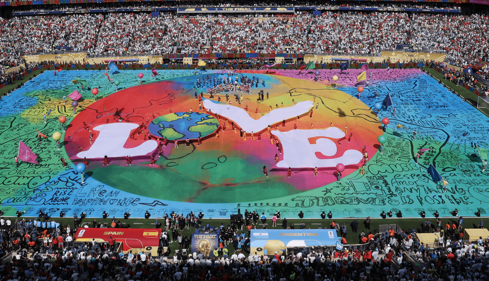 L’Halftime show durante la finale dei Mondiali, un’americanata in playback