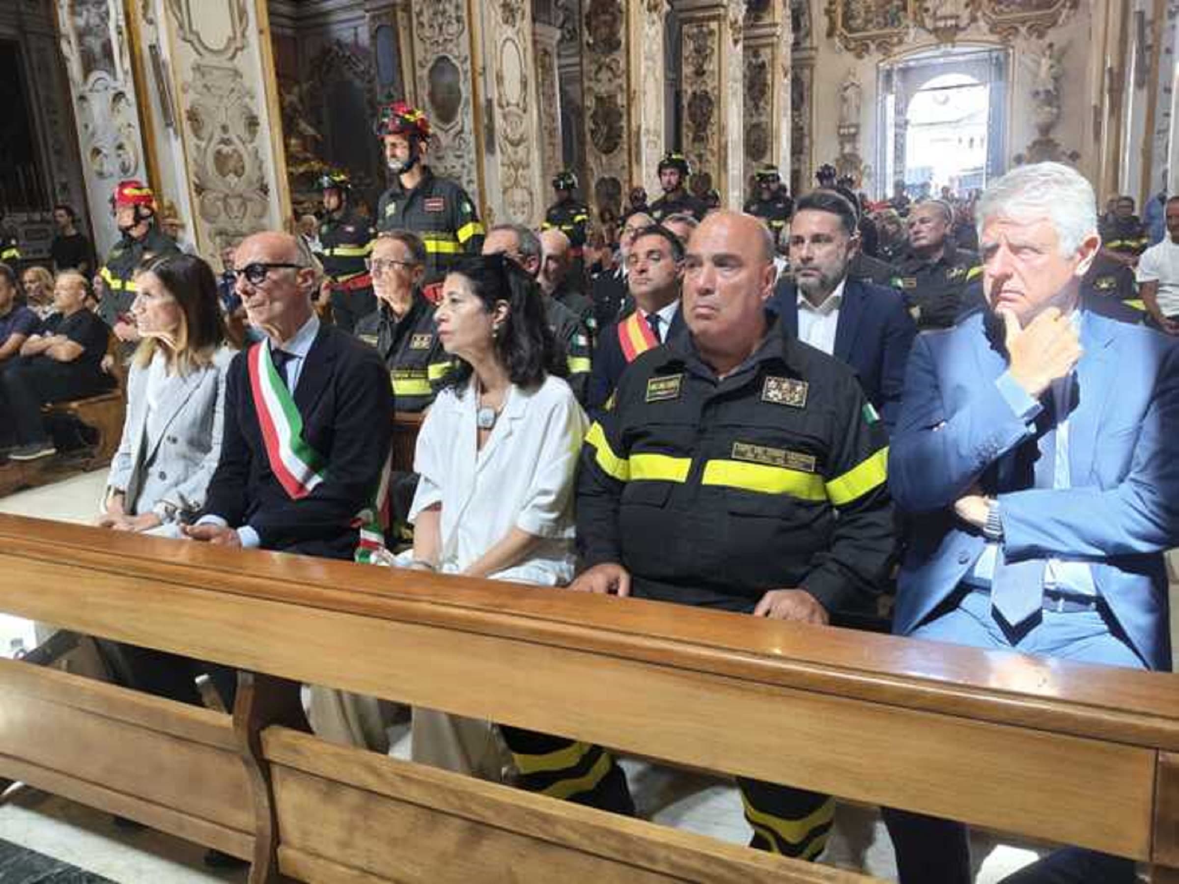 Caltanissetta, l'ultimo saluto al vigile del fuoco Alessandro Marchì: «Un uomo che non si tirava mai indietro di fronte al pericolo»