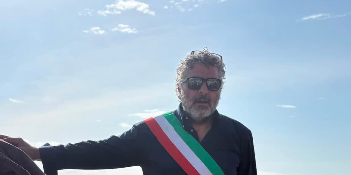 Erosione costiera a Crucoli, il sindaco protesta in mare: resterà su una barca fino all'avvio dei lavori