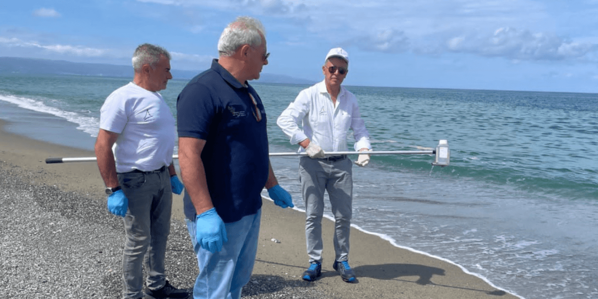 Pizzo, il mare si colora di verde. Arpacal rassicura: «Sono solo alghe»