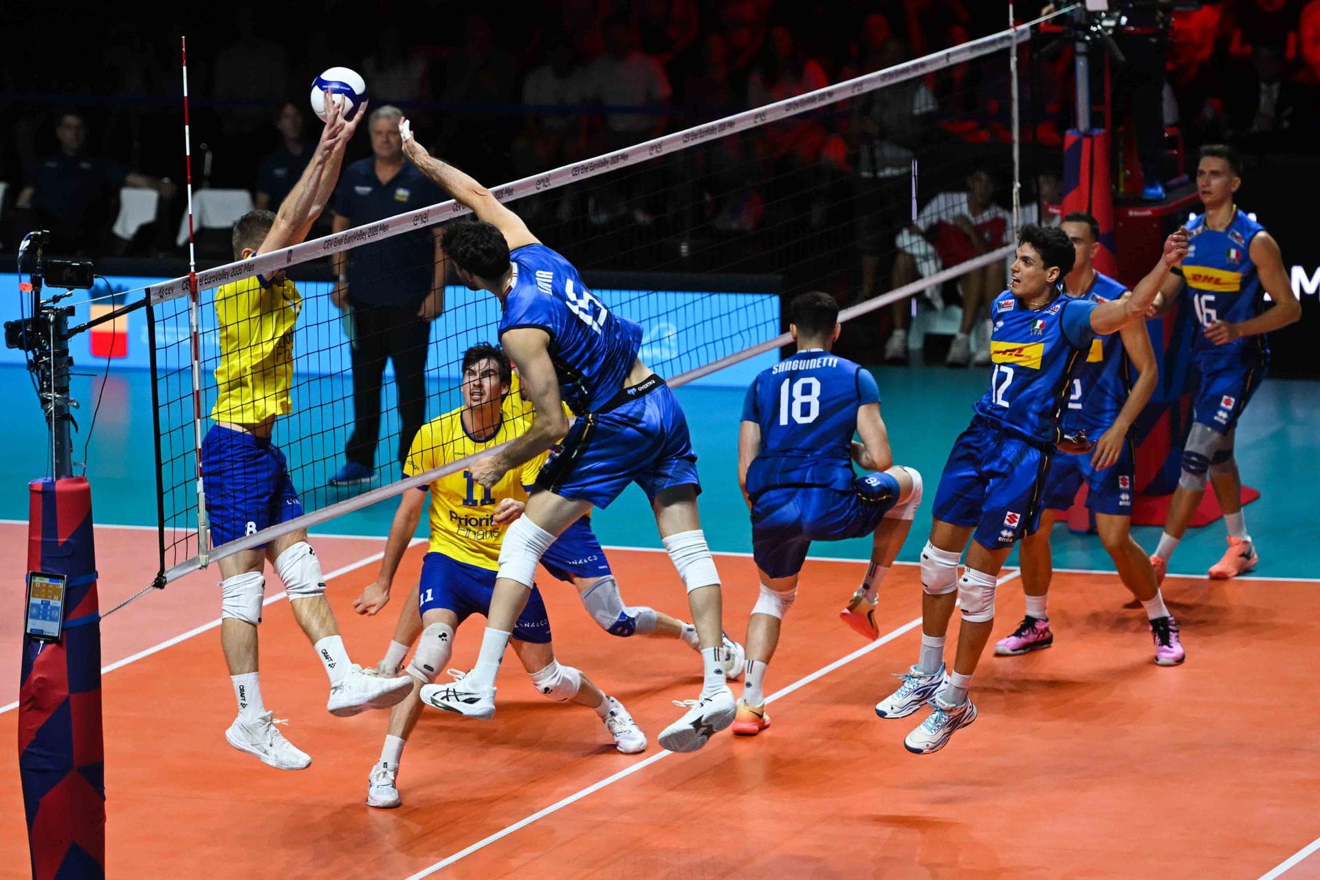L'Italvolley maschile "danza" anche sotto la pioggia. A Napoli uno spettacolo unico e Svezia battuta 3-0
