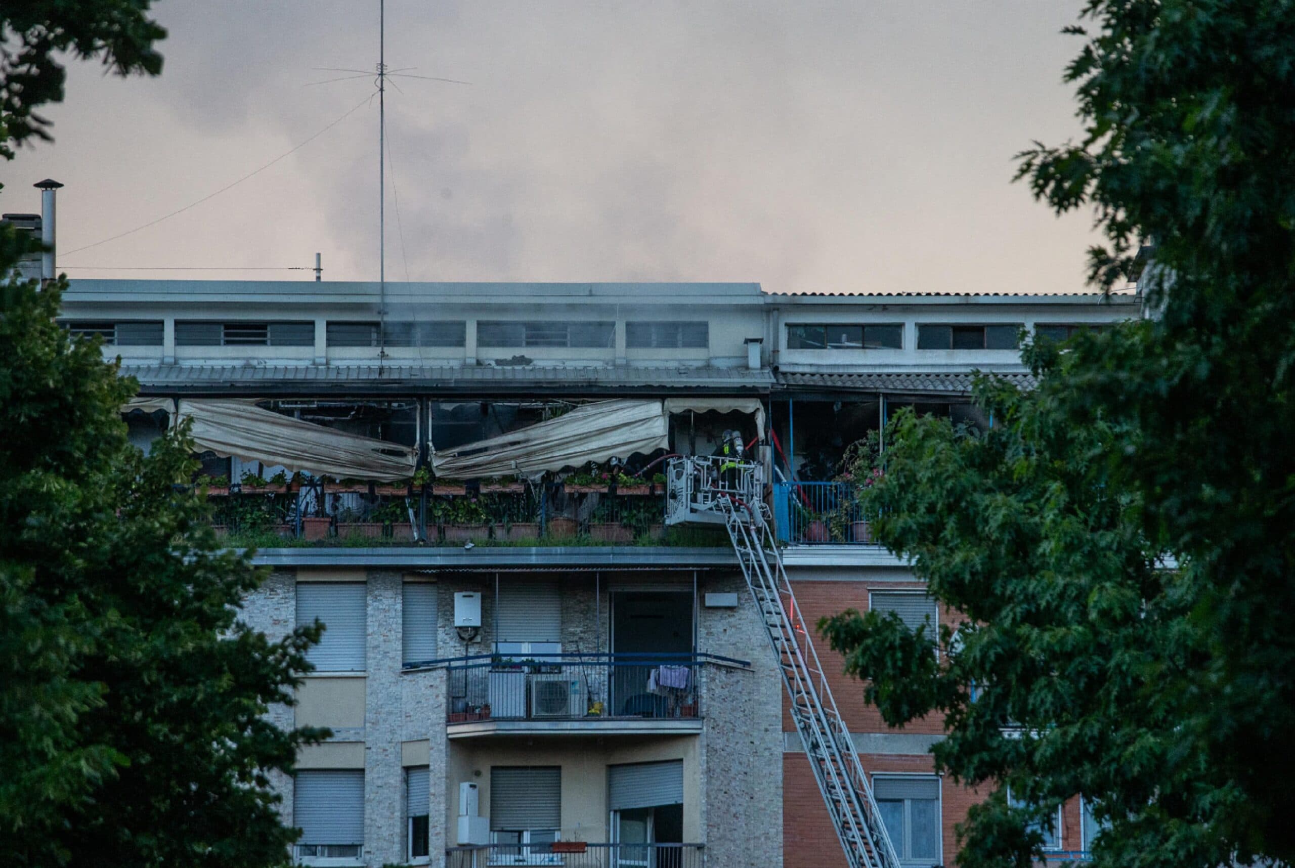 Milano, un uomo e una donna morti nell'incendio di un appartamento