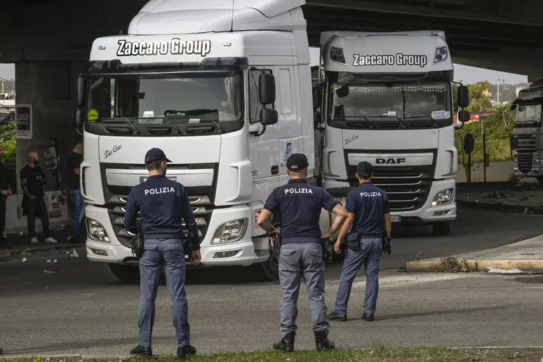 Rimossi nella notte i blocchi stradali dei tir anche in Campania
