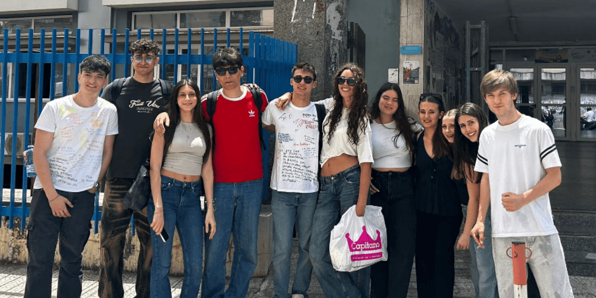 A Catanzaro il giorno dell’ultima campanella tra gavettoni, risate e speranze
