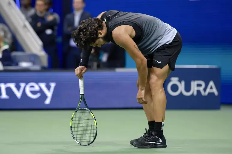 Us Open, Shelton vince una battaglia epica con Alcaraz. Lo spagnolo vomita nell'asciugamano