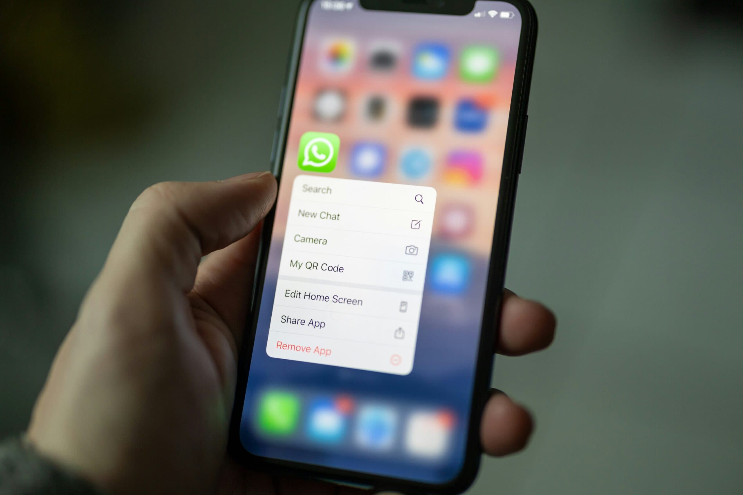 Finto WhatsApp di Carlo Messina e voce clonata dall'IA: truffa da 95 milioni all'ex presidente di Fideuram