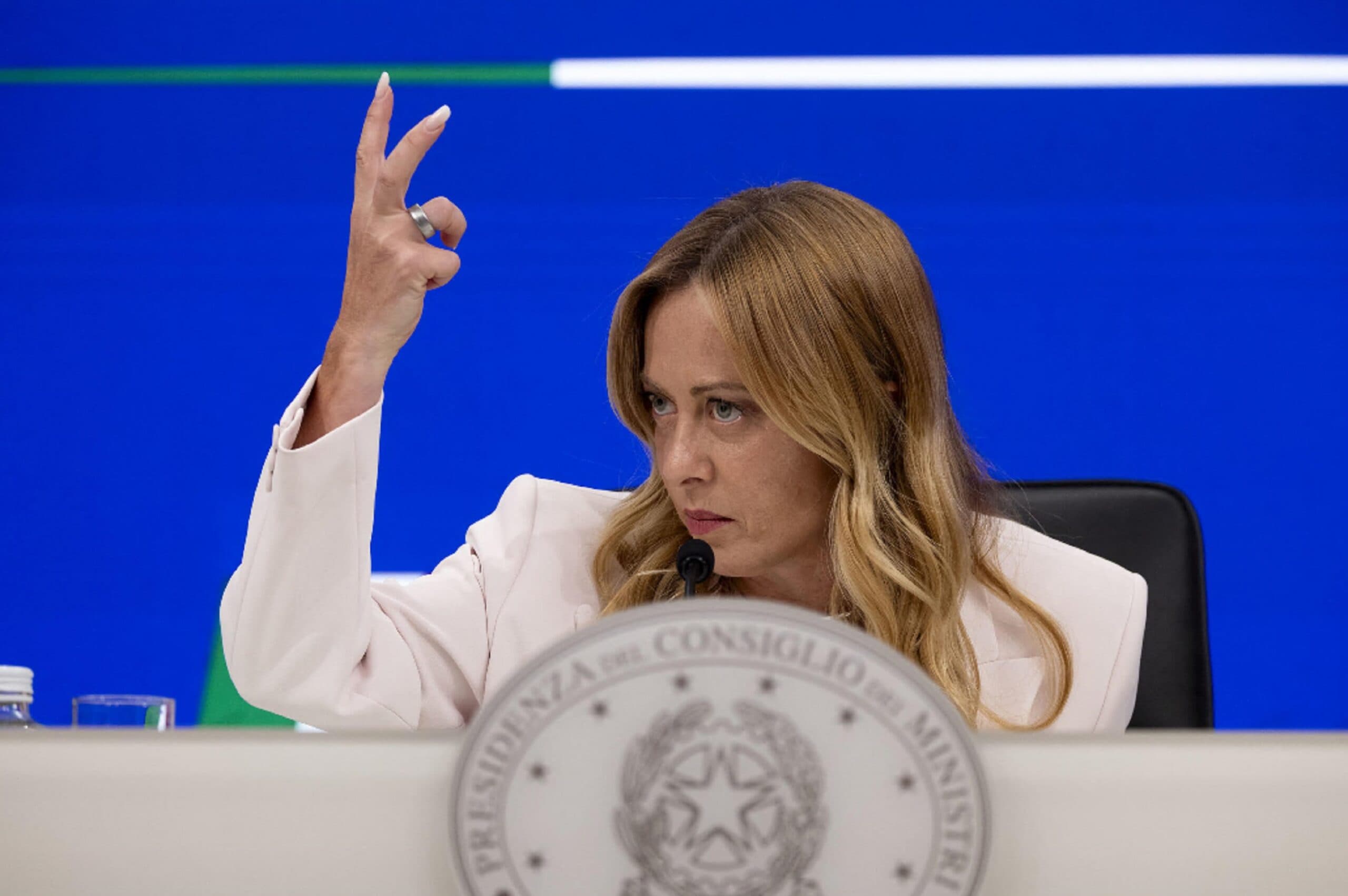 Bollo auto, Meloni: «Non vale solo per il 2027». Scintille con Renzi