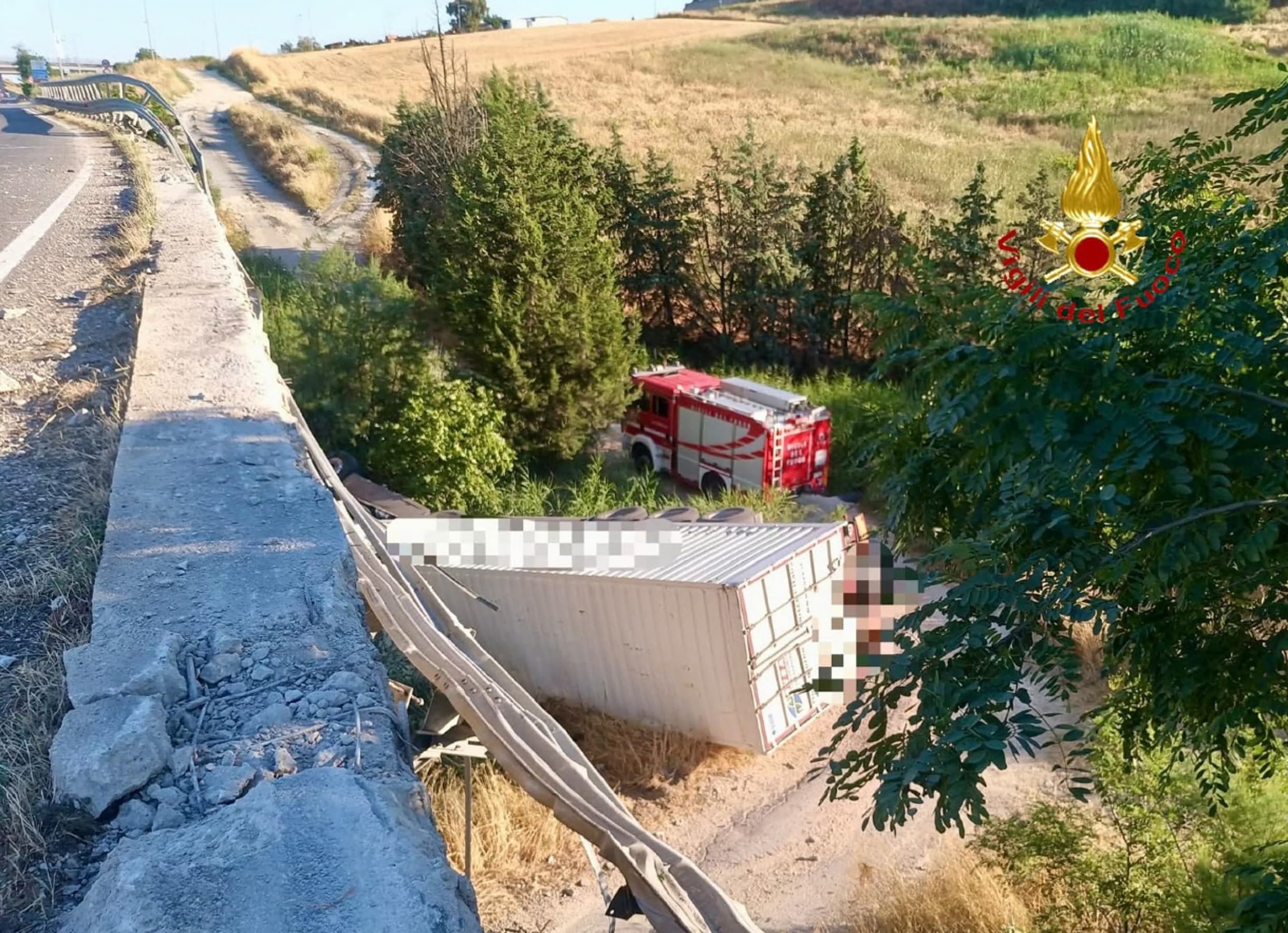 Tragedia a Matera, camion precipita da un cavalcavia: morto un 50enne