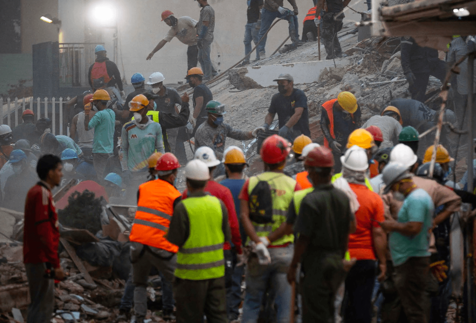 Miracolo in Venezuela, ragazzo di 11 anni estratto dopo tre giorni sotto le macerie