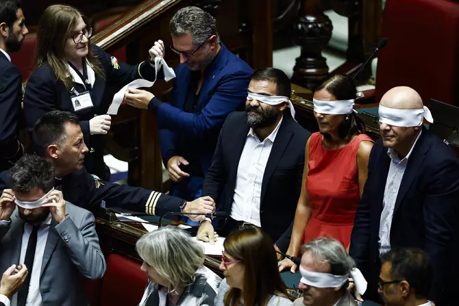 Caso Delmastro, la Camera nega l’acquisizione delle chat: bagarre in Aula dopo il voto: Verdi e Sinistra “bendati”