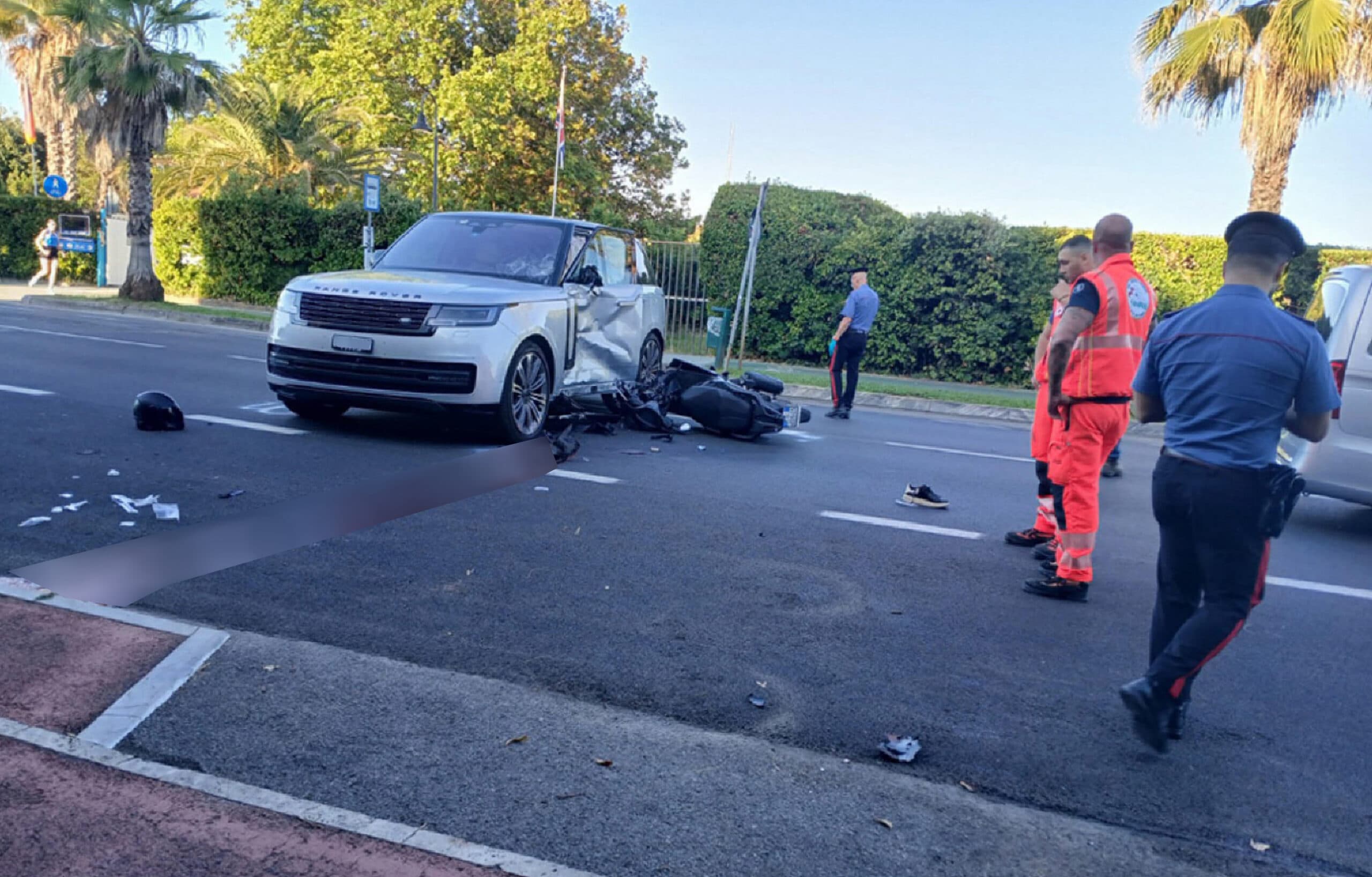 Scontro scooter-suv in Versilia, morto un 17enne: in fuga gli occupanti dell'auto