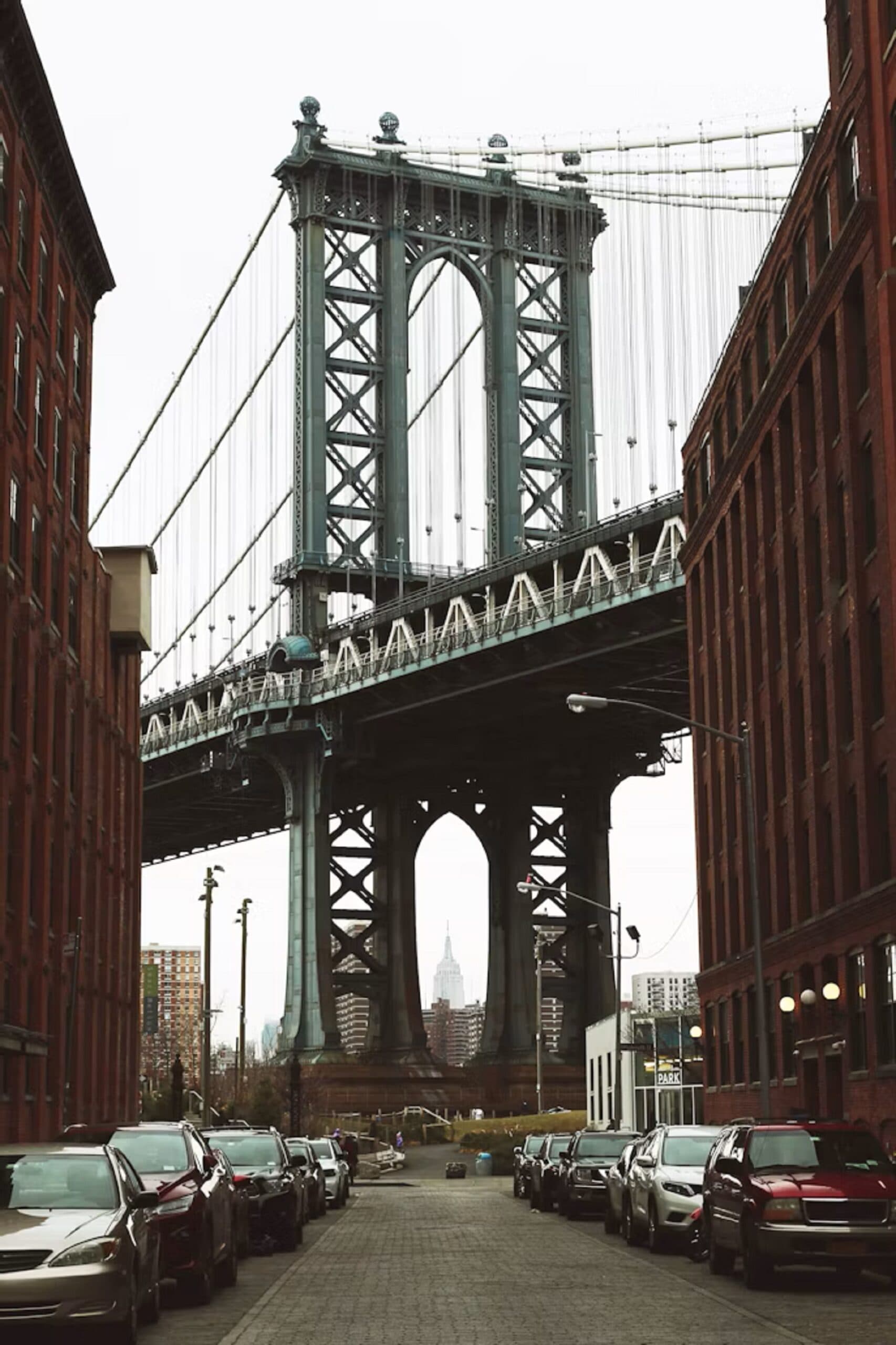 Uomo armato di coltello si arrampica sul ponte di Brooklyn, la polizia lo uccide