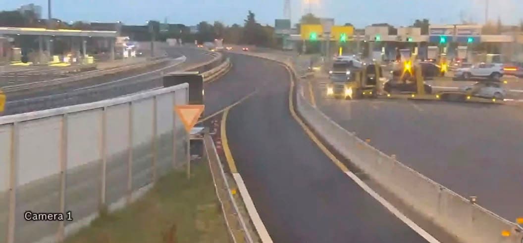 Inversione choc in autostrada: bisarca contromano al casello di Bologna. Patente revocata e mezzo sequestrato VIDEO