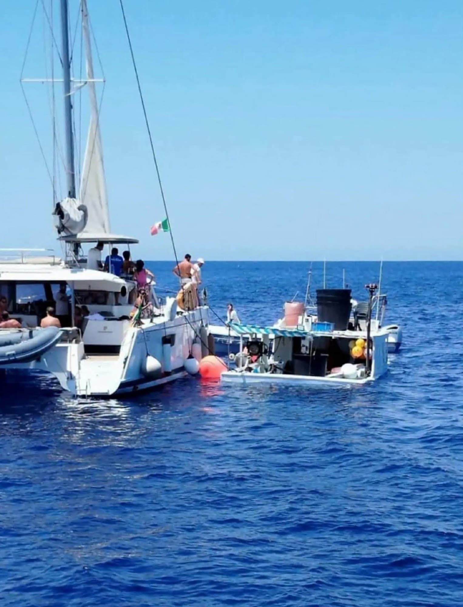 Eolie, catamarano con turisti si scontra con un peschereccio a Filicudi: i pescatori prestano i primi soccorsi