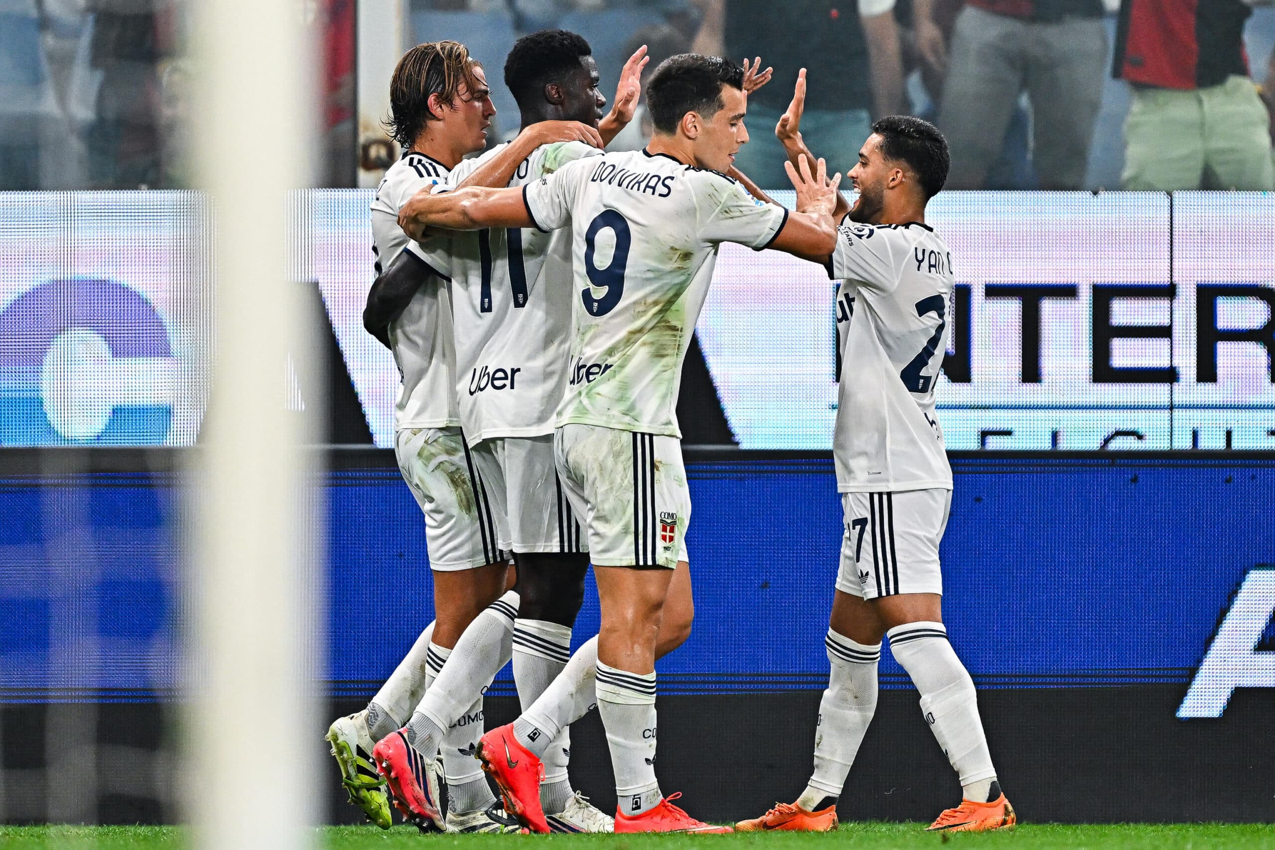 Colpo esterno del Como: 4-1 al Genoa e dominio assoluto