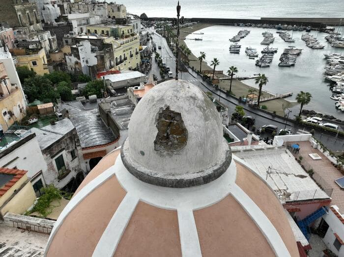 Maltempo, un fulmine danneggia una chiesa del '600 ad Ischia VIDEO