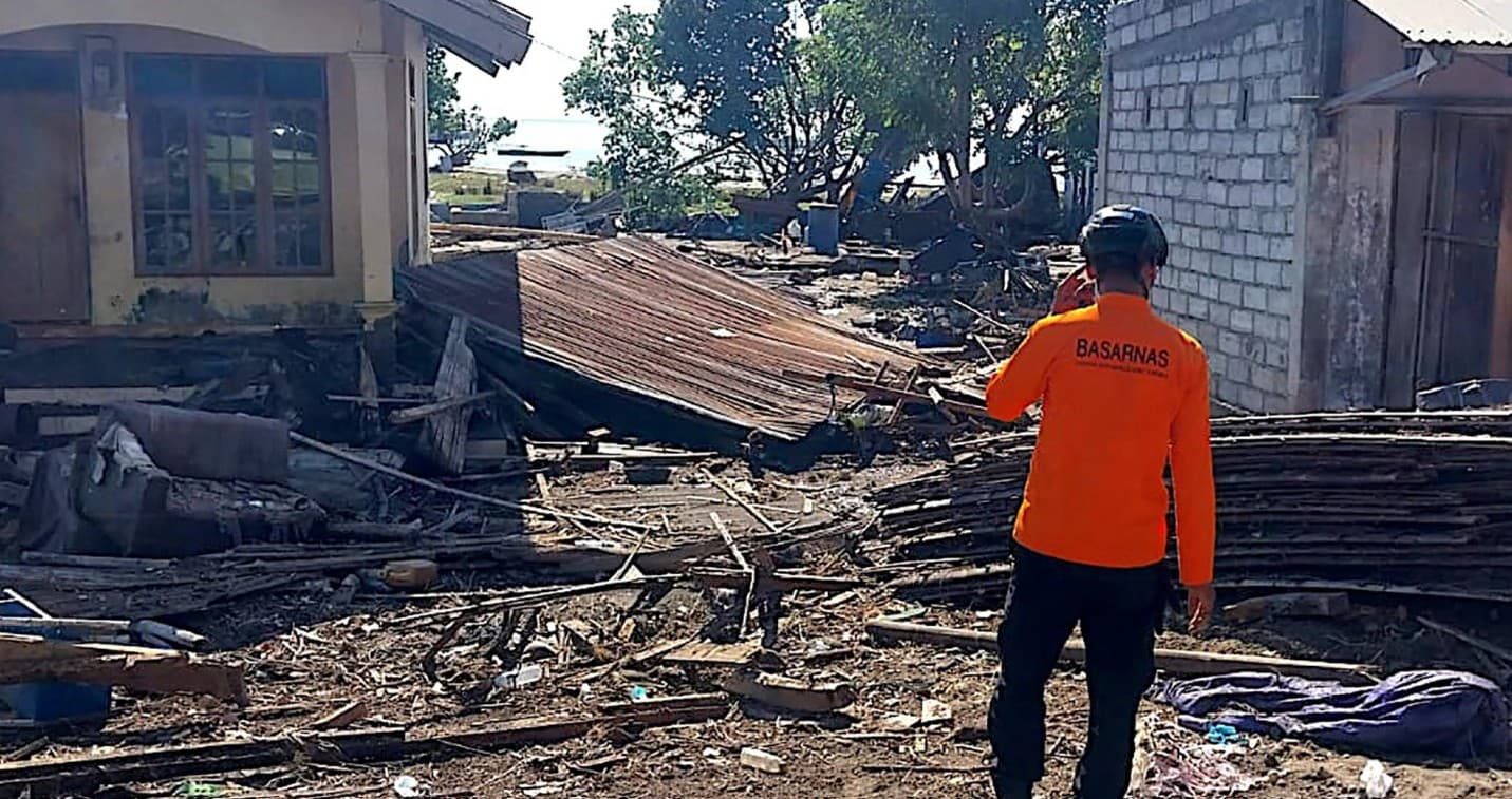 Primi aiuti sull'isola indonesiana di Flores dopo il sisma: 48 morti e oltre 5.000 sfollati