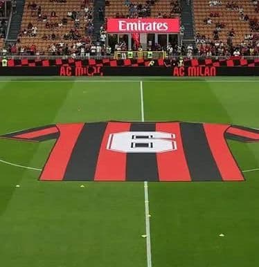 San Siro e il Milan omaggiano Baresi: la maglia numero 6 al centro del campo e uno striscione della curva: "Leggenda immortale"