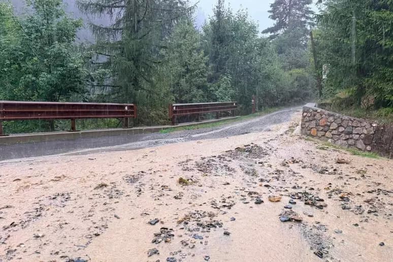 Il maltempo flagella il Nord: nella Bergamasca sei paesi isolati, 350 evacuati