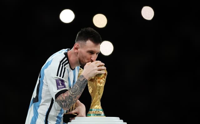 L'ultimo bacio all'Albiceleste, Leo Messi dice addio alla Nazionale argentina. La lettera ai tifosi: «Ora sono uno di voi»