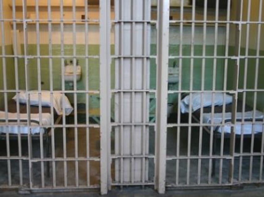 Trapani, ispettore ustionato con olio bollente in carcere: la Uil proclama lo stato di agitazione