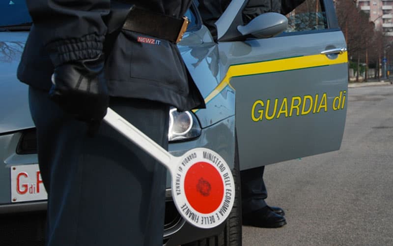 Quasi 13 kg di hashish in auto, 2 pistole e 500 munizioni: figlio arrestato e padre denunciato nel Ragusano