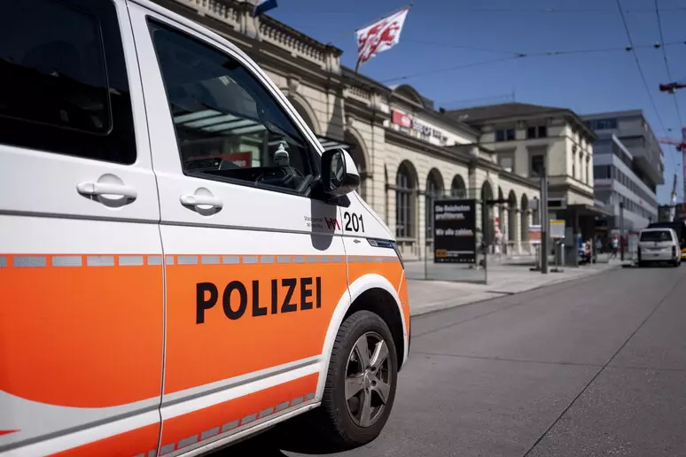 Bus turistico esce fuori strada in Svizzera, diversi morti e feriti: scattano le verifiche della Farnesina