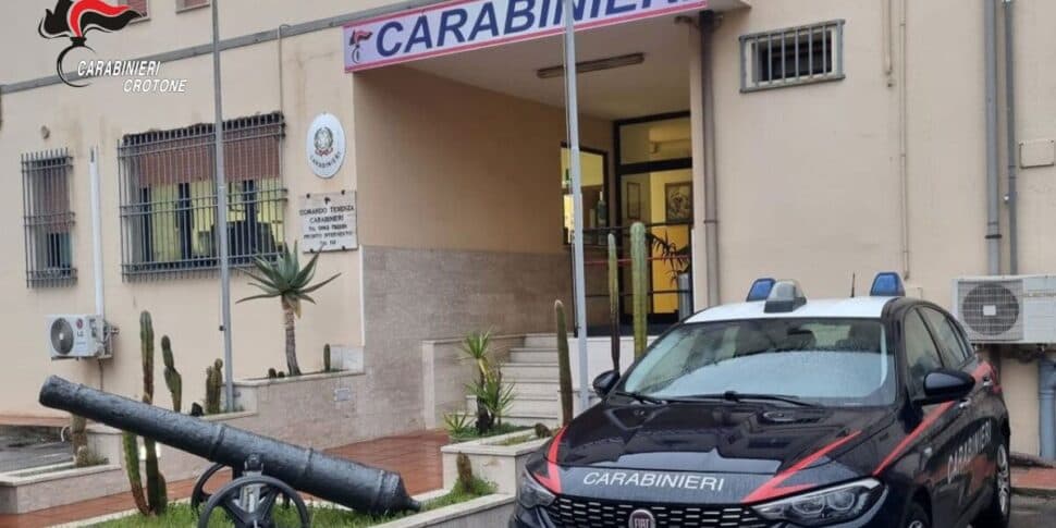 Isola Capo Rizzuto, viola il divieto di avvicinamento e minaccia la moglie: arrestato dai Carabinieri