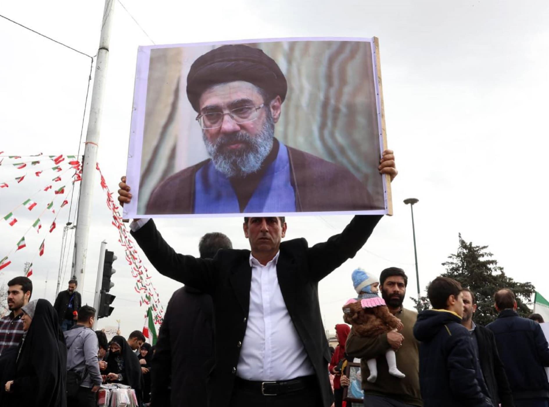Iran, nuove voci su Mojtaba Khamenei: "E' grave, potrebbe morire presto"