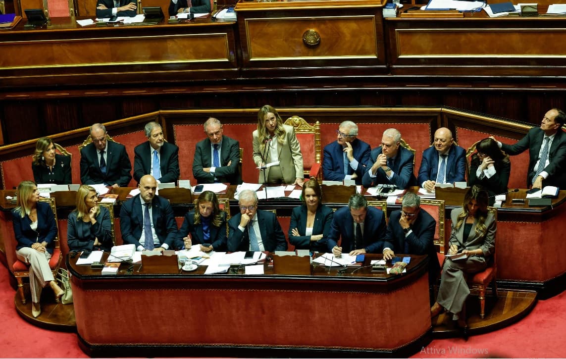 Meloni spiazza il Parlamento sull'Ucraina: due risoluzioni della maggioranza, Vannacci vota sì alla tregua