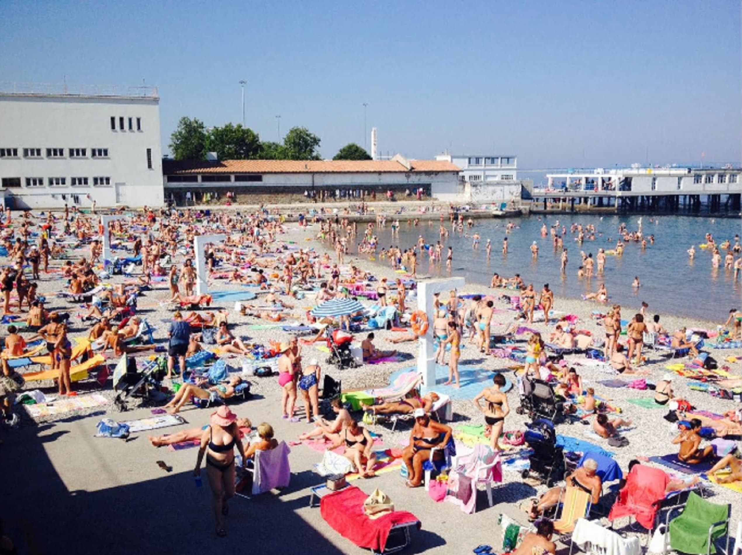 Record di ingressi nel lido dove maschi e femmine sono divisi