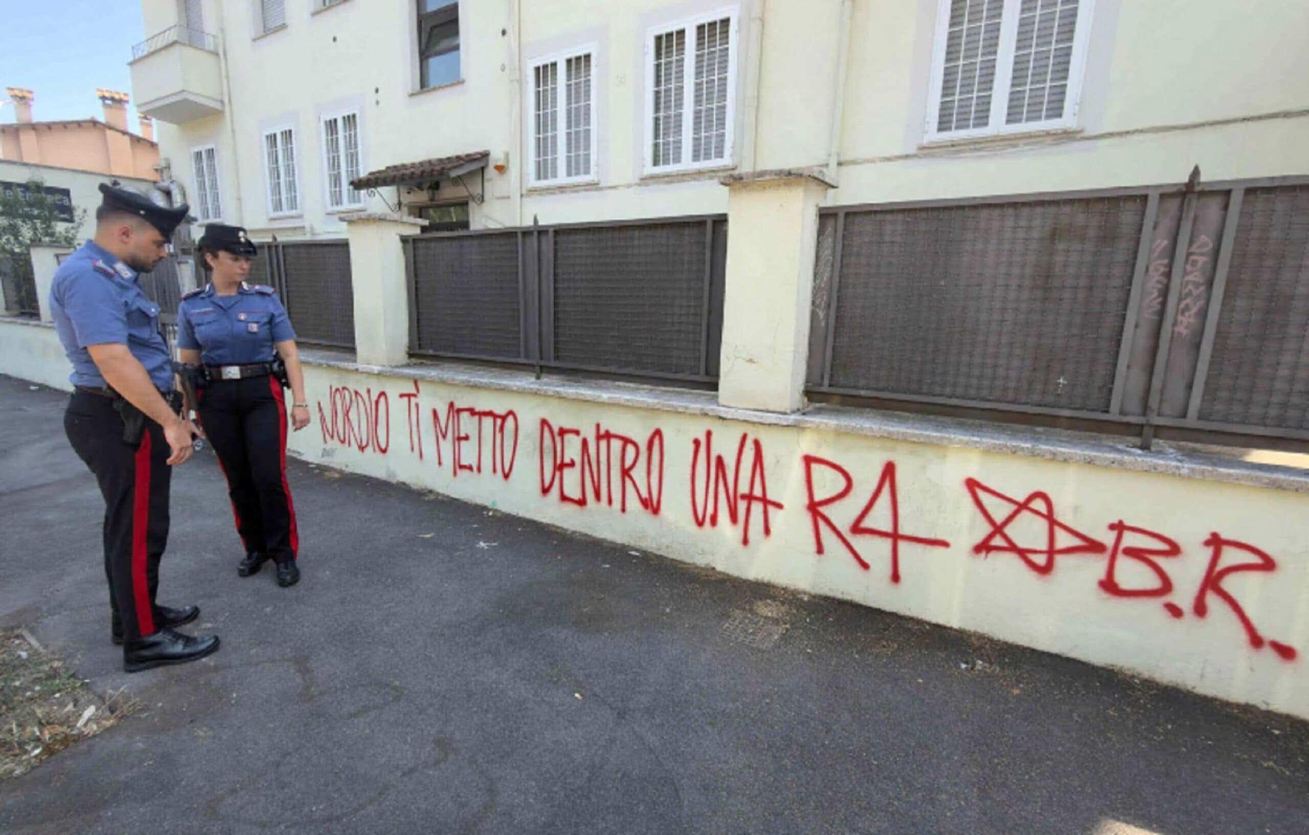 "Nordio ti metto dentro una R4", scritta con stella a cinque punte e sigla Br a Roma. Meloni: "Intimidazione gravissima"