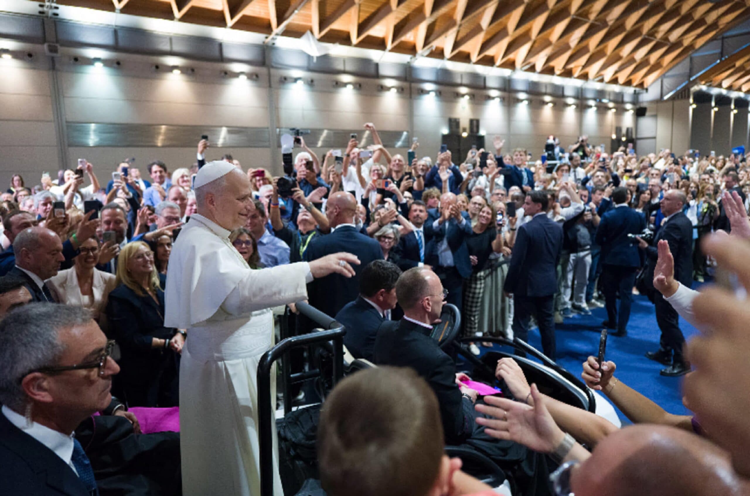 Il ritorno del Papa al Meeting 44 anni dopo Wojtyla: sessantamila in festa e l'appello di Leone, «smascheriamo i rapporti di potere»
