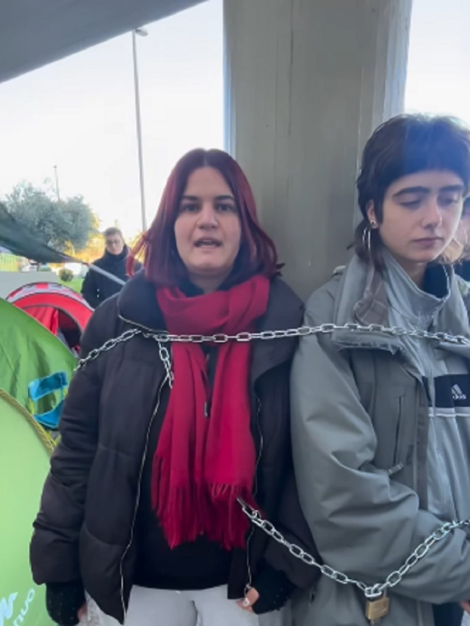 Gli universitari si incatenano a Bari: "Borse di studio in ritardo"