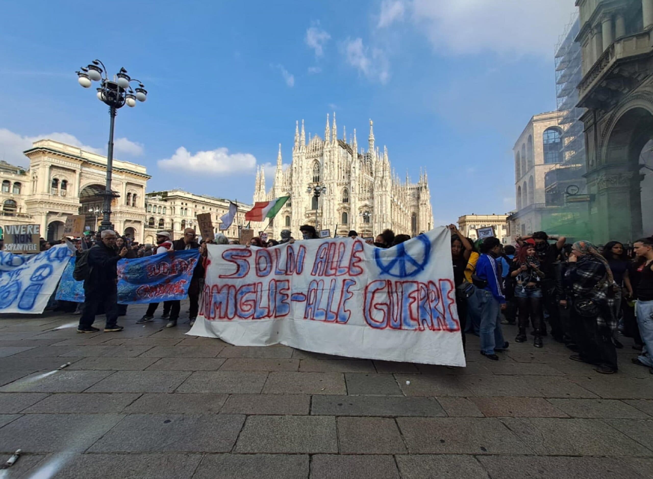 Milano, scontri al corteo contro il «carovita»: sassi e bombe carta contro la polizia