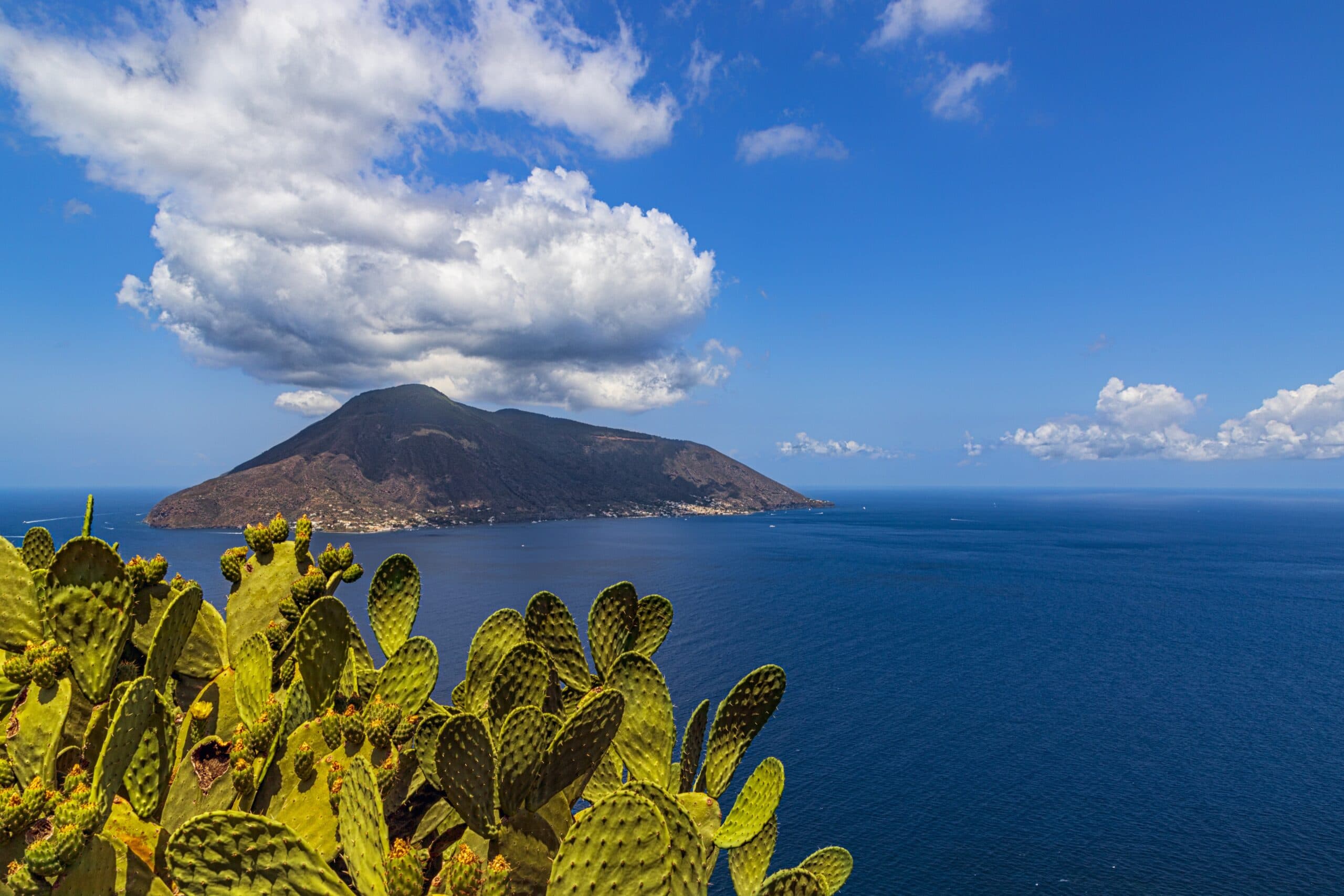 Isole di Sicilia, dopo la sospensione dei rincari il nodo dei tagli alle corse: Federalberghi scrive alla Regione