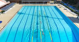Piscina comunale di Cosenza, la protesta dei genitori degli agonisti: «Disservizi continui, così i ragazzi rischiano di lasciare lo sport»