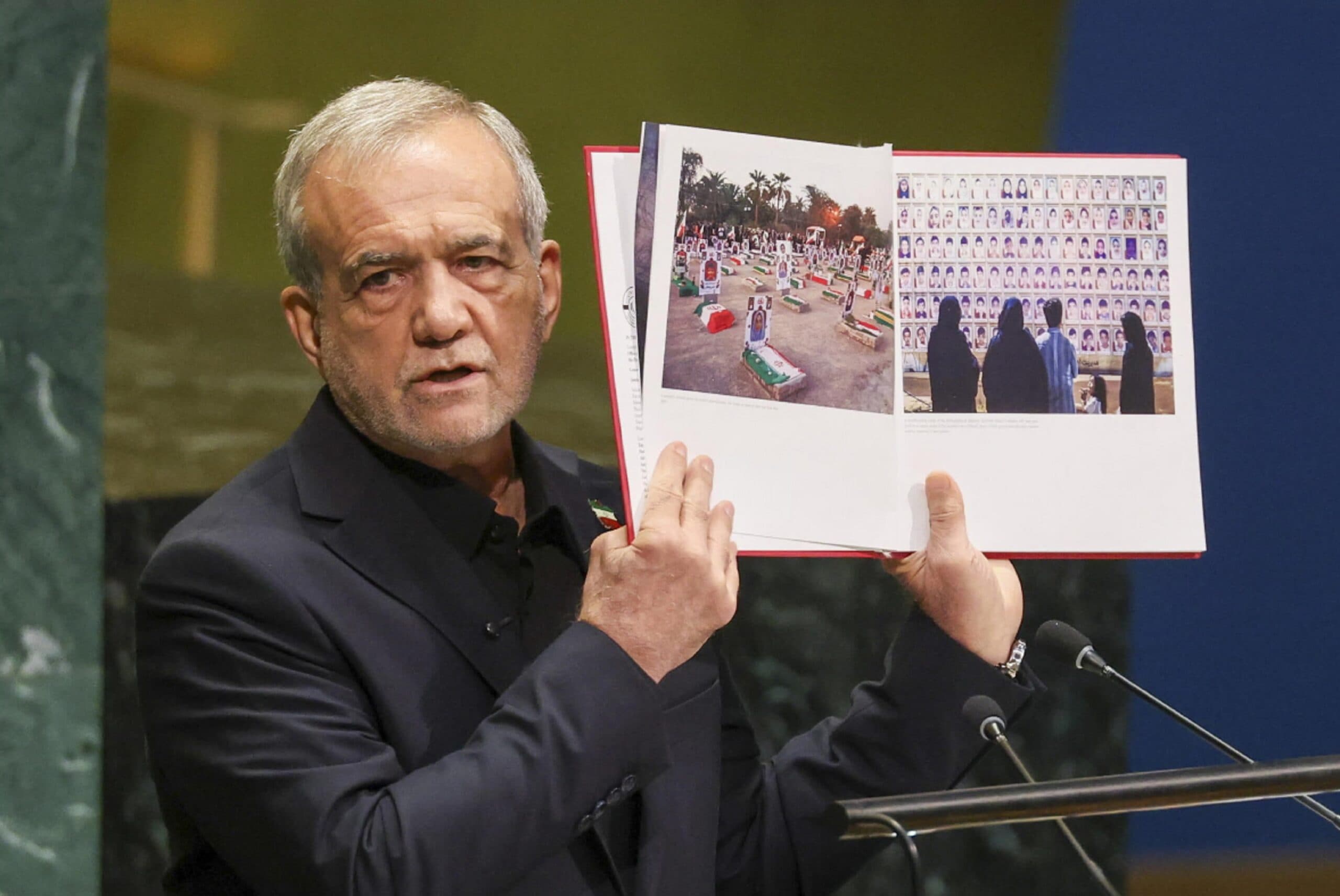 Il presidente iraniano Pezeshkian mostra all'Onu le foto dei bimbi uccisi: "Non ci piegheremo"